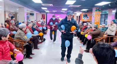 白发映春色丨岁月不败温柔，快乐永不退休！