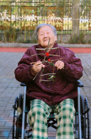 春归国德|一根树枝 + 几朵小花,拼出长辈的春日欢喜 春归国德|一根树枝 + 几朵小花,拼出长辈的春日欢喜