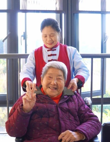 三月春风暖国德，巾帼芳华绽光芒 —— 致敬守护长者的 “她” 力量