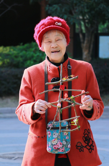 春归国德|一根树枝 + 几朵小花,拼出长辈的春日欢喜 春归国德|一根树枝 + 几朵小花,拼出长辈的春日欢喜