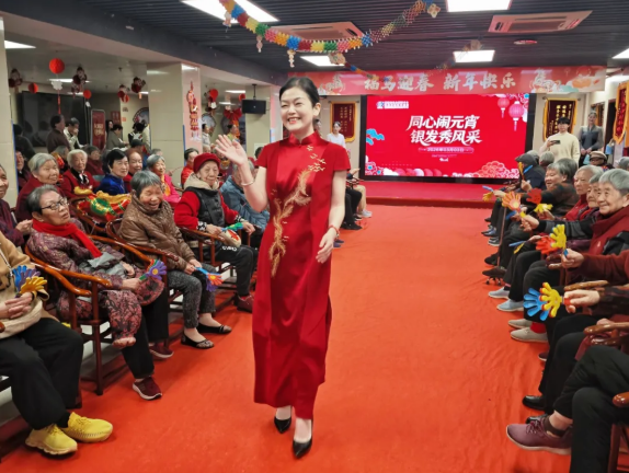 马年闹元宵｜国德“夕阳天团”C位走秀，中外碰撞解锁节日新花样