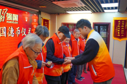 红袜传情,中外同心|国德长者志愿者总结会藏着跨洋暖意 红袜传情,中外同心|国德长者志愿者总结会藏着跨洋暖意