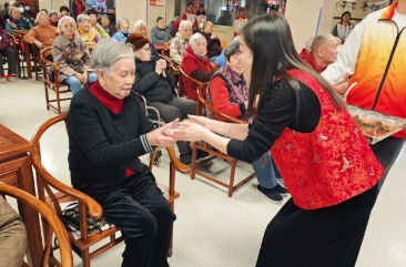 童趣邂逅拗九佳节，粥香与孝心共暖长者时光