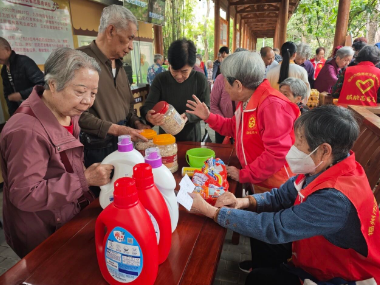 赴国德之约 赶春日潮集 爷爷奶奶用国德币换满筐欢喜