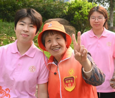 家门口逛公园太幸福啦！国德长者步行打卡流花溪～