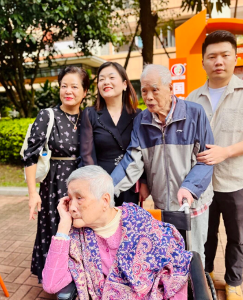 当父母老去，最好的爱不是硬扛，而是懂得托付
