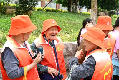 家门口逛公园太幸福啦！国德长者步行打卡流花溪～