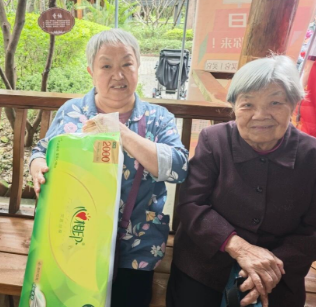 赴国德之约 赶春日潮集 爷爷奶奶用国德币换满筐欢喜