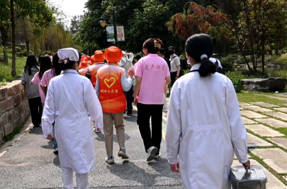 家门口逛公园太幸福啦！国德长者步行打卡流花溪～