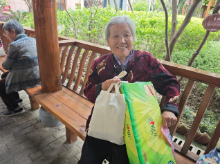 赴国德之约 赶春日潮集 爷爷奶奶用国德币换满筐欢喜