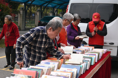 墨香入园区 温情伴长者 国德康养以书卷滋养长辈幸福晚年 墨香入园区 温情伴长者 国德康养以书卷滋养长辈幸福晚年