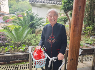 赴国德之约 赶春日潮集 爷爷奶奶用国德币换满筐欢喜