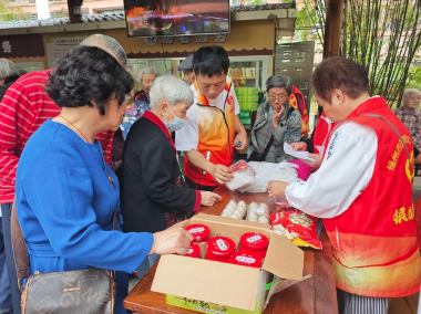 赴国德之约 赶春日潮集 爷爷奶奶用国德币换满筐欢喜