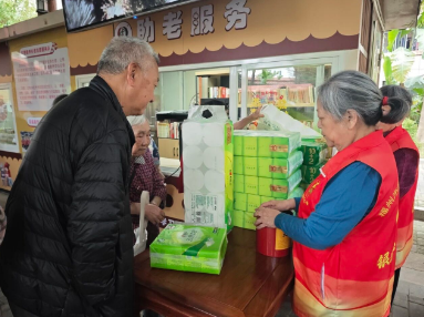 赴国德之约 赶春日潮集 爷爷奶奶用国德币换满筐欢喜