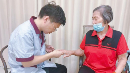 40岁，他把心安在养老院！他说干护理是最好的修行！