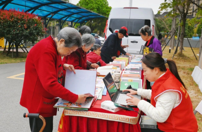 墨香入园区 温情伴长者 国德康养以书卷滋养长辈幸福晚年 墨香入园区 温情伴长者 国德康养以书卷滋养长辈幸福晚年