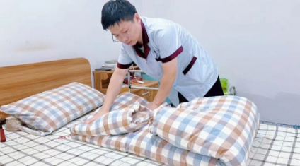 40岁，他把心安在养老院！他说干护理是最好的修行！
