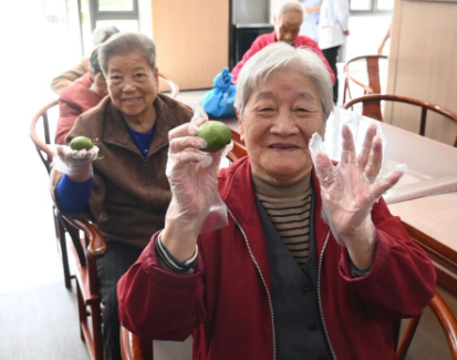 一粿一蛋一清明，国德长者乐享民俗暖时光