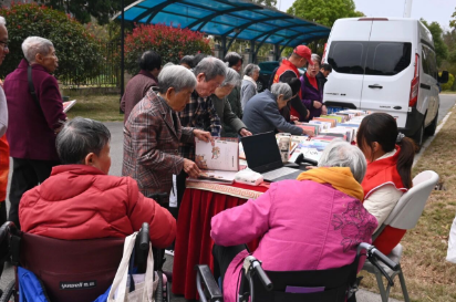 墨香入园区 温情伴长者 国德康养以书卷滋养长辈幸福晚年 墨香入园区 温情伴长者 国德康养以书卷滋养长辈幸福晚年