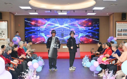 劳动节创意走秀超暖心！工作人员与长者同台同乐，岁岁皆欢颜