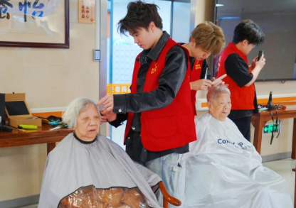 发丝传温情 关爱暖银龄！爱心义剪走进国德暖心敬老