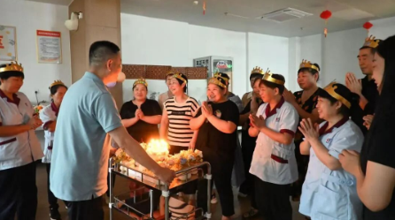 烛光下的心愿，都与爱有关 | 国德养老护理员集体生日会