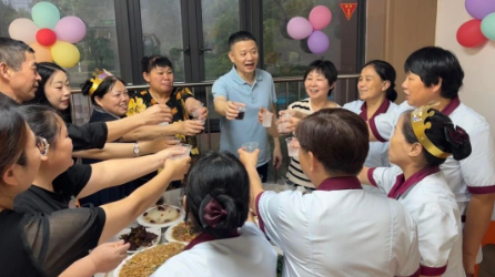烛光下的心愿，都与爱有关 | 国德养老护理员集体生日会