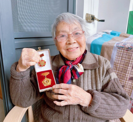 我在国德六年多了，窗外那颗小树已长得比我楼层还高了
