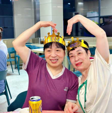 烛光下的心愿，都与爱有关 | 国德养老护理员集体生日会
