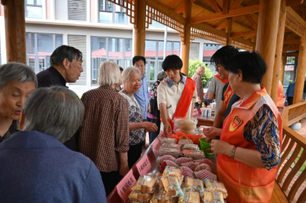 仲夏赶大集！国德银发长辈拎币逛遍烟火小市集