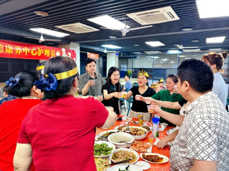 烛光下的心愿，都与爱有关 | 国德养老护理员集体生日会