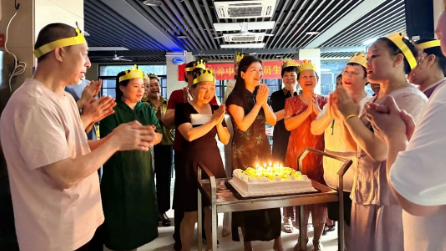 烛光下的心愿，都与爱有关 | 国德养老护理员集体生日会