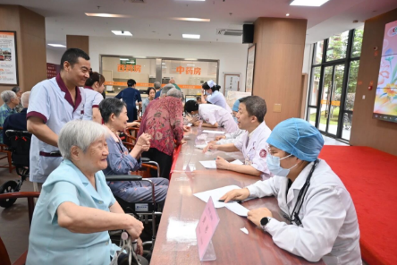 医养携手送健康 暖心义诊护长者安康