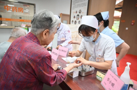 医养携手送健康 暖心义诊护长者安康