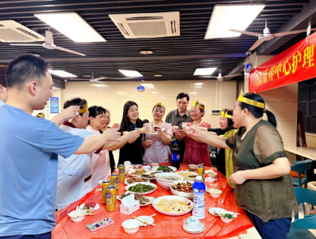 烛光下的心愿，都与爱有关 | 国德养老护理员集体生日会