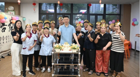 烛光下的心愿，都与爱有关 | 国德养老护理员集体生日会
