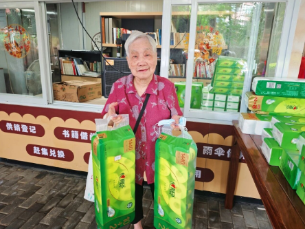 仲夏赶大集！国德银发长辈拎币逛遍烟火小市集
