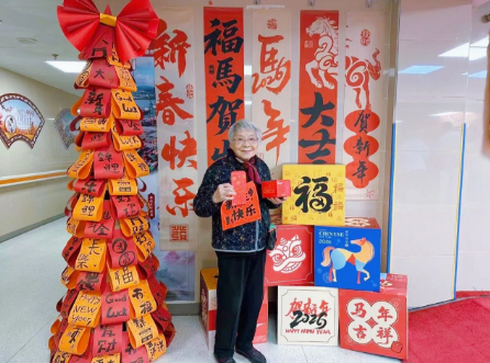 我在国德六年多了，窗外那颗小树已长得比我楼层还高了