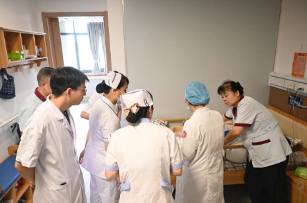 医养携手送健康 暖心义诊护长者安康
