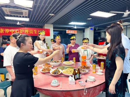 烛光下的心愿，都与爱有关 | 国德养老护理员集体生日会