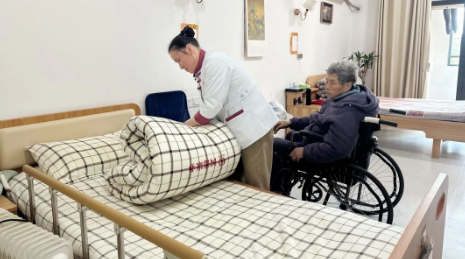 把老人放心上，被老人装心里——她是护理员黄青秀