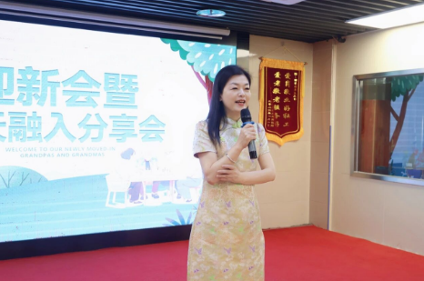 佩戴红花、共赏欢歌，国德大家庭欢迎每一位新家人