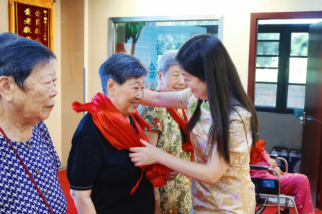 佩戴红花、共赏欢歌，国德大家庭欢迎每一位新家人