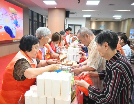细雨不挡烟火暖 国德赶集日乐享银发时光