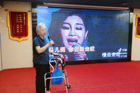 佩戴红花、共赏欢歌，国德大家庭欢迎每一位新家人