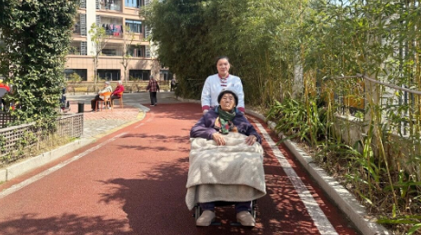 把老人放心上，被老人装心里——她是护理员黄青秀