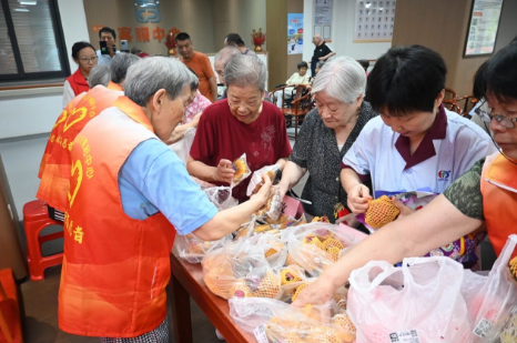 细雨不挡烟火暖 国德赶集日乐享银发时光