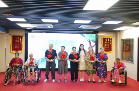 佩戴红花、共赏欢歌，国德大家庭欢迎每一位新家人